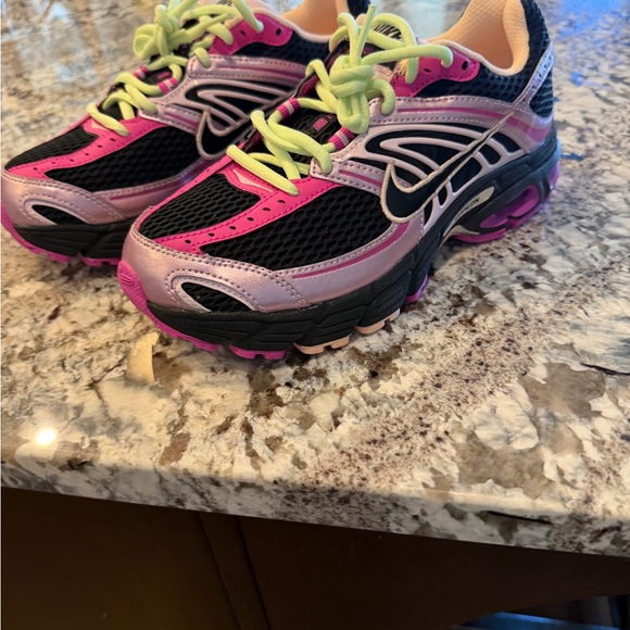 NIKE AIR MAX MOTO 2K (Size 7) - Picture 5 of 12